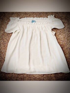 NWOT CeCe GORGEOUS Cream Off-Shoulder Blouse, Size Medium